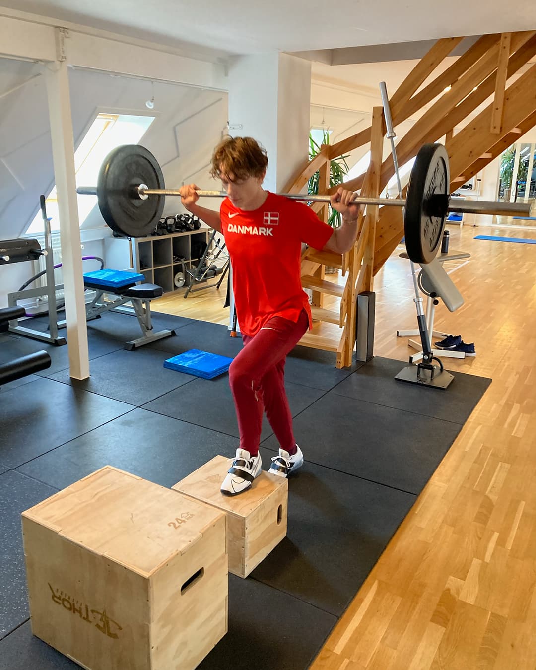 Elitesprinter genoptræner knæ efter korsbånd operation med gang på kasser med belastning b Elitesprinter genoptræner knæ efter korsbånd operation med gang på kasser med belastning b