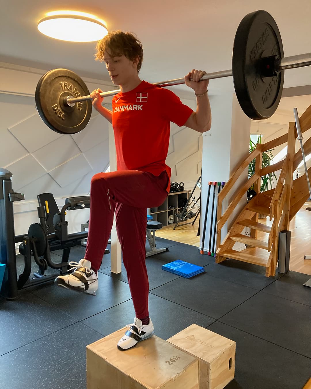 Elitesprinter genoptræner knæ efter korsbånd operation med gang på kasser med belastning c Elitesprinter genoptræner knæ efter korsbånd operation med gang på kasser med belastning c