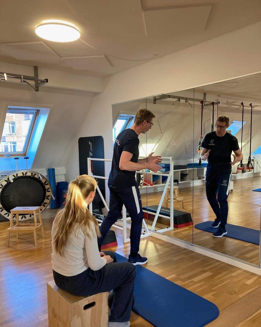 Fysioterapeut træning med patient 1 Fysioterapeut træning Henrik instruerer patient