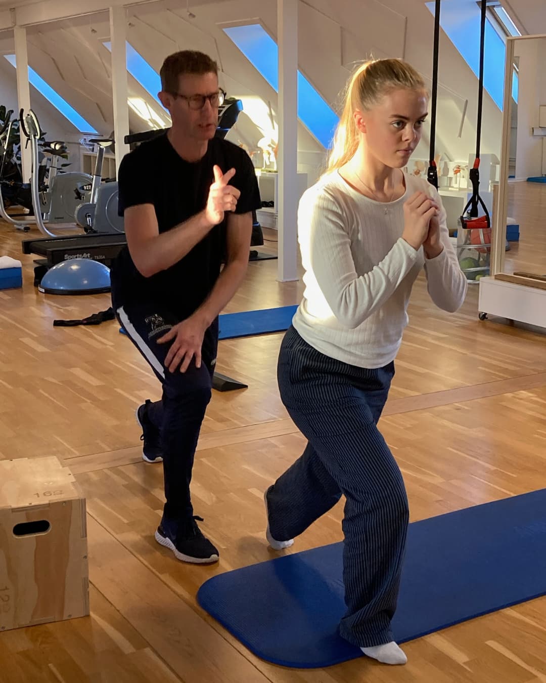 Fysioterapeut træning med patient 4 Fysioterapeut træning Henrik retter på patient