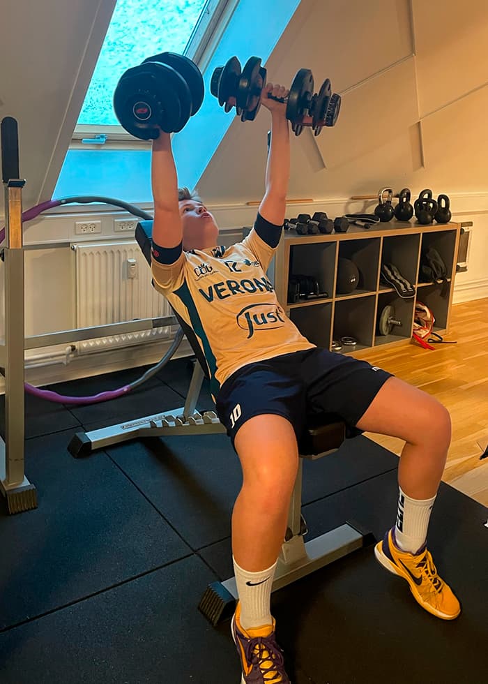 Genoptræning af skulder efter sportsskade med håndvægte på skrå bænk Genoptræning af skulder efter sportsskade med håndvægte på skrå bænk