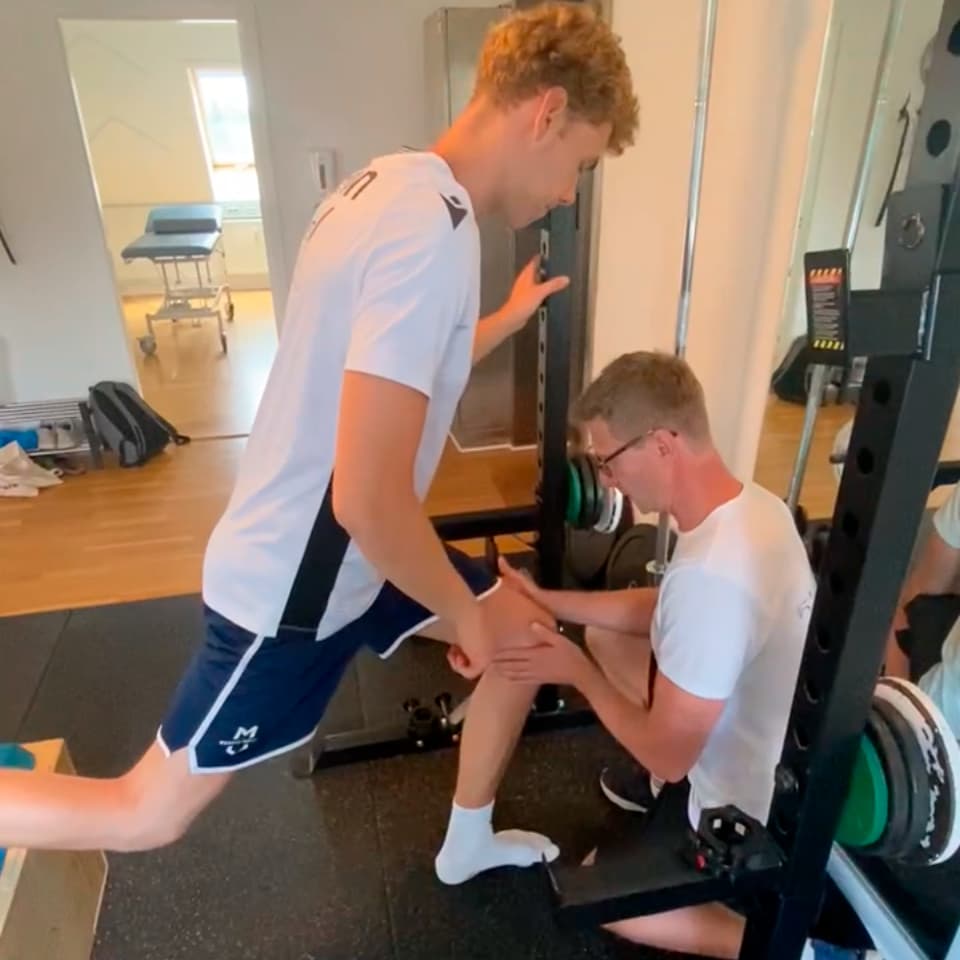 Henrik instruerer i træning af knæ efter sportsskade Henrik instruerer i træning af knæ efter sportsskade