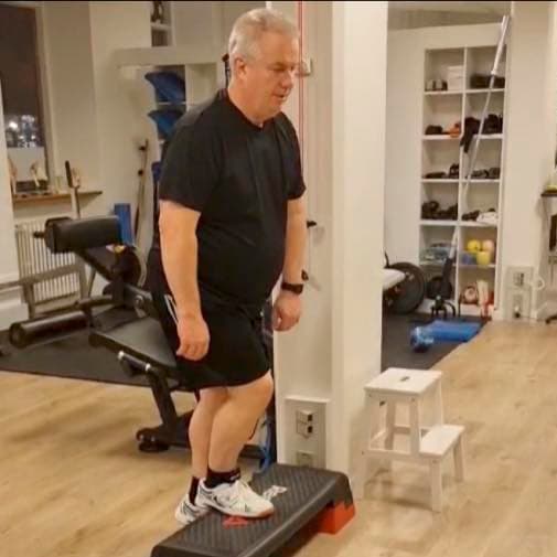 Patient genoptræner knæ på stepbænk Patient genoptræner knæ på stepbænk
