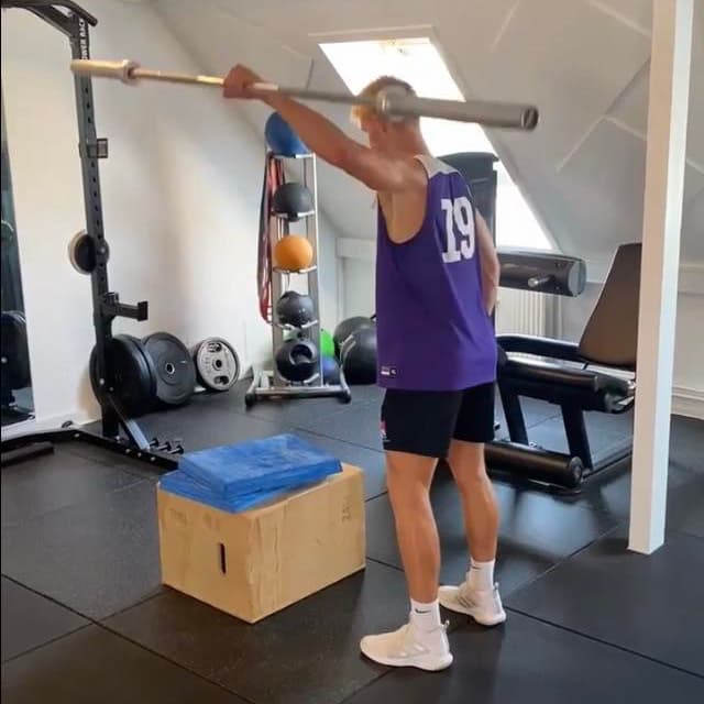 Sportsudøver træner med vægte for at optimere sin præstation Sportsudøver træner med vægte for at optimere sin præstation