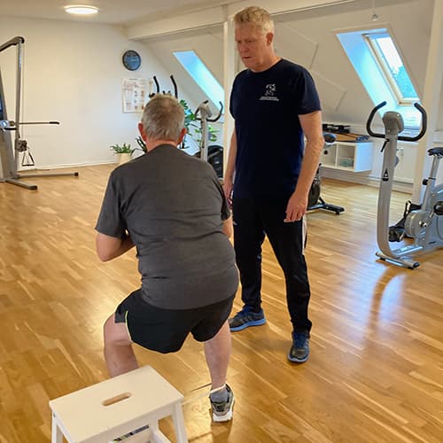 Thomas instruerer patient i GLAD træning squat Thomas instruerer patient i GLAD træning squat